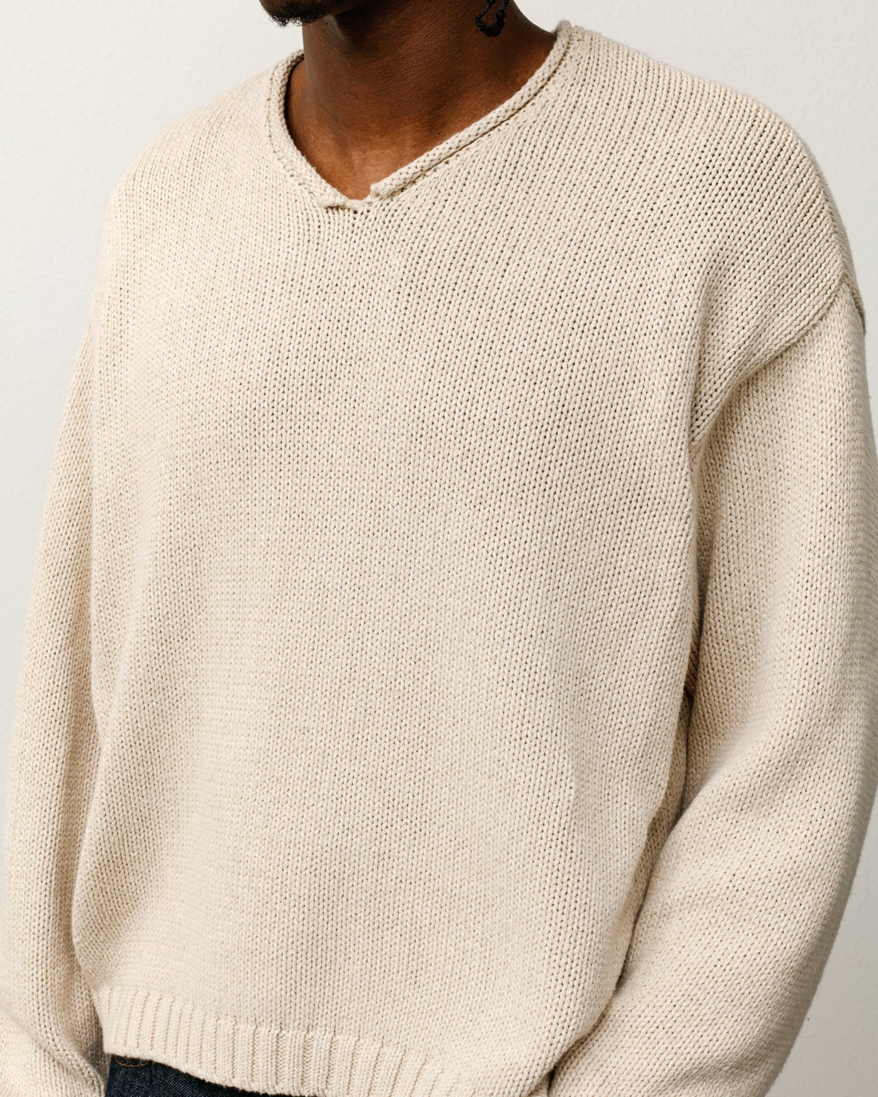 ROLL V NECK SWEATER